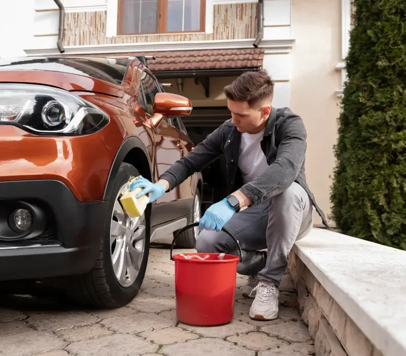 Lavage auto à domicile Lamasquère : professionnel intervenant sur un véhicule